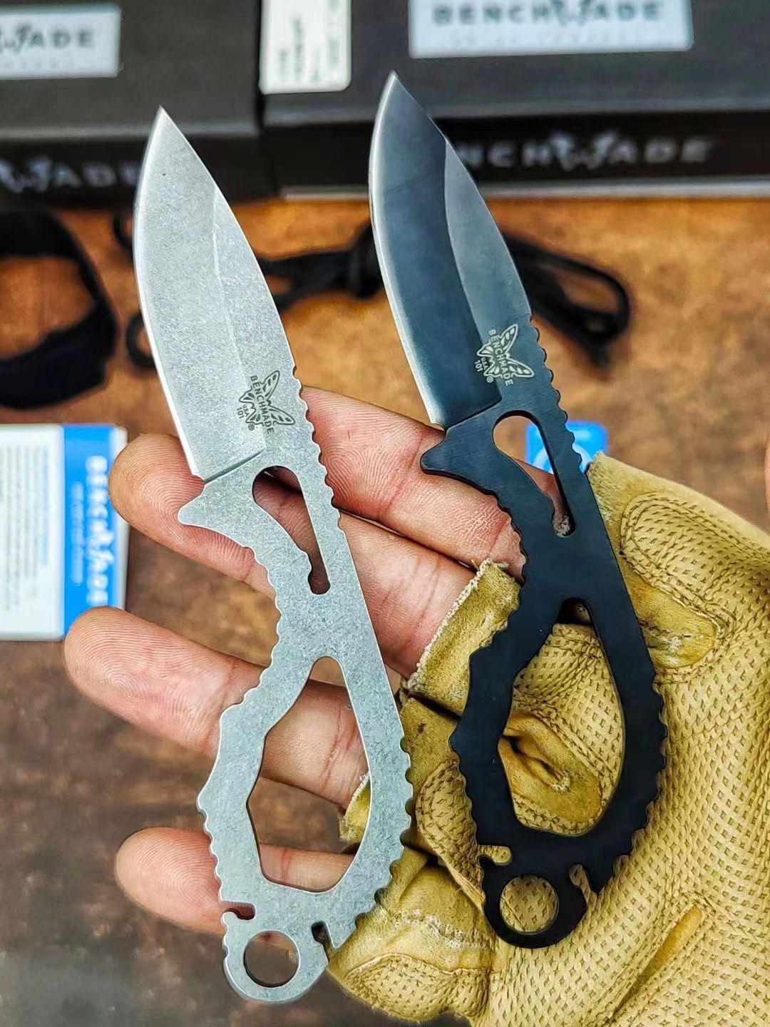 新款【蝴蝶Benchmade 101BK 】黑白雙色，EDC多功能戶外迷你小獵刀