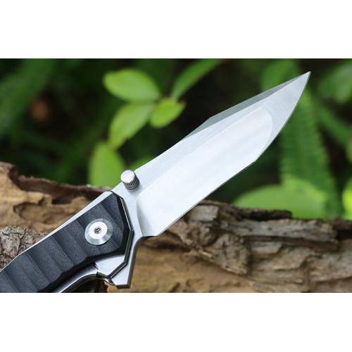Black Eagle, quickly open the folding knife