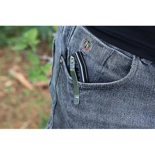 Black Eagle, quickly open the folding knife