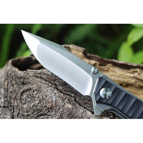 Black Eagle, quickly open the folding knife