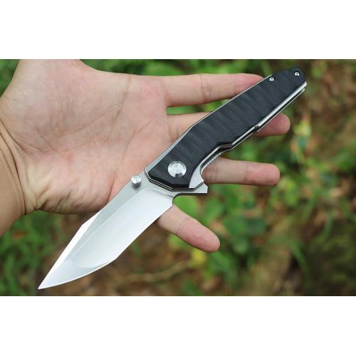 Black Eagle, quickly open the folding knife