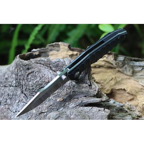 Black Eagle, quickly open the folding knife