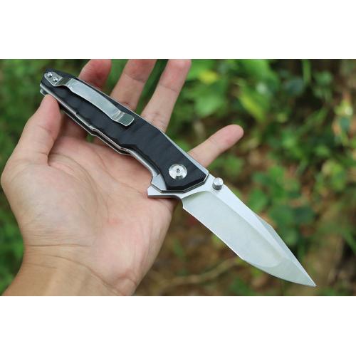 Black Eagle, quickly open the folding knife